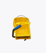 carro estrujador de limpieza amarillo con ruedas 4